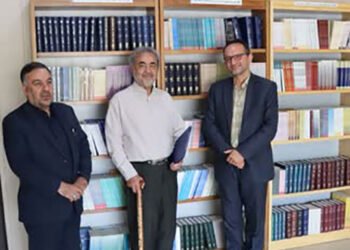 اهدای کتاب توسط پیشکسوت رسانه محمد حسین صداقت